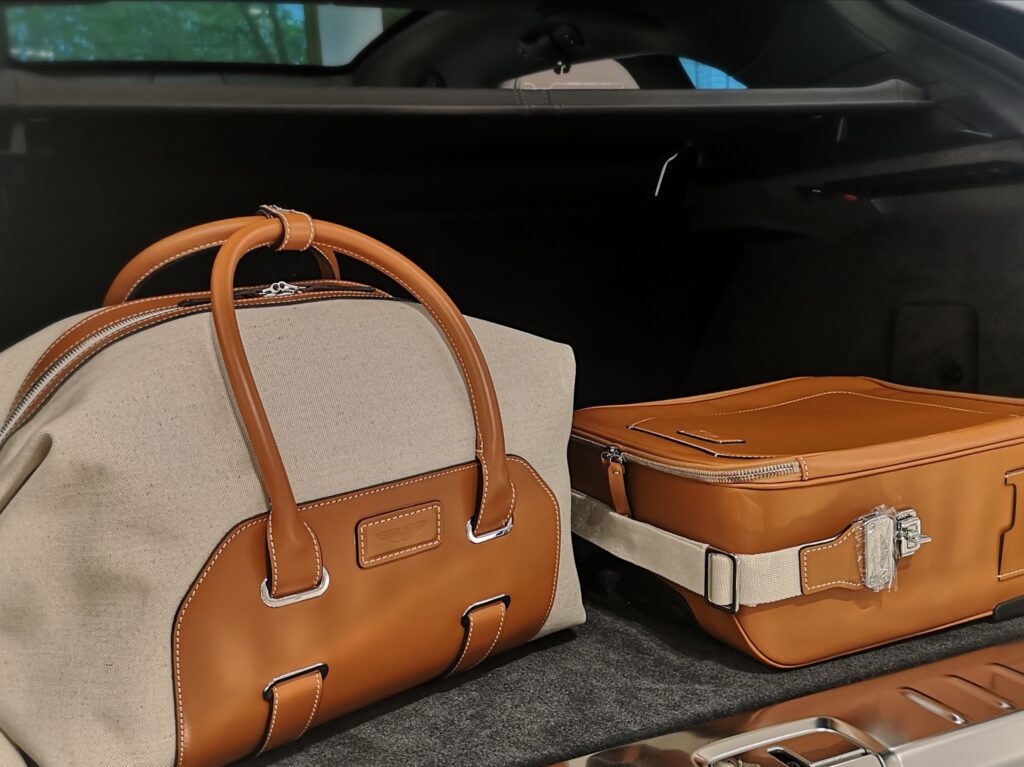 グッズ紹介 - アストンマーティン銀座 新車・中古車販売・買取