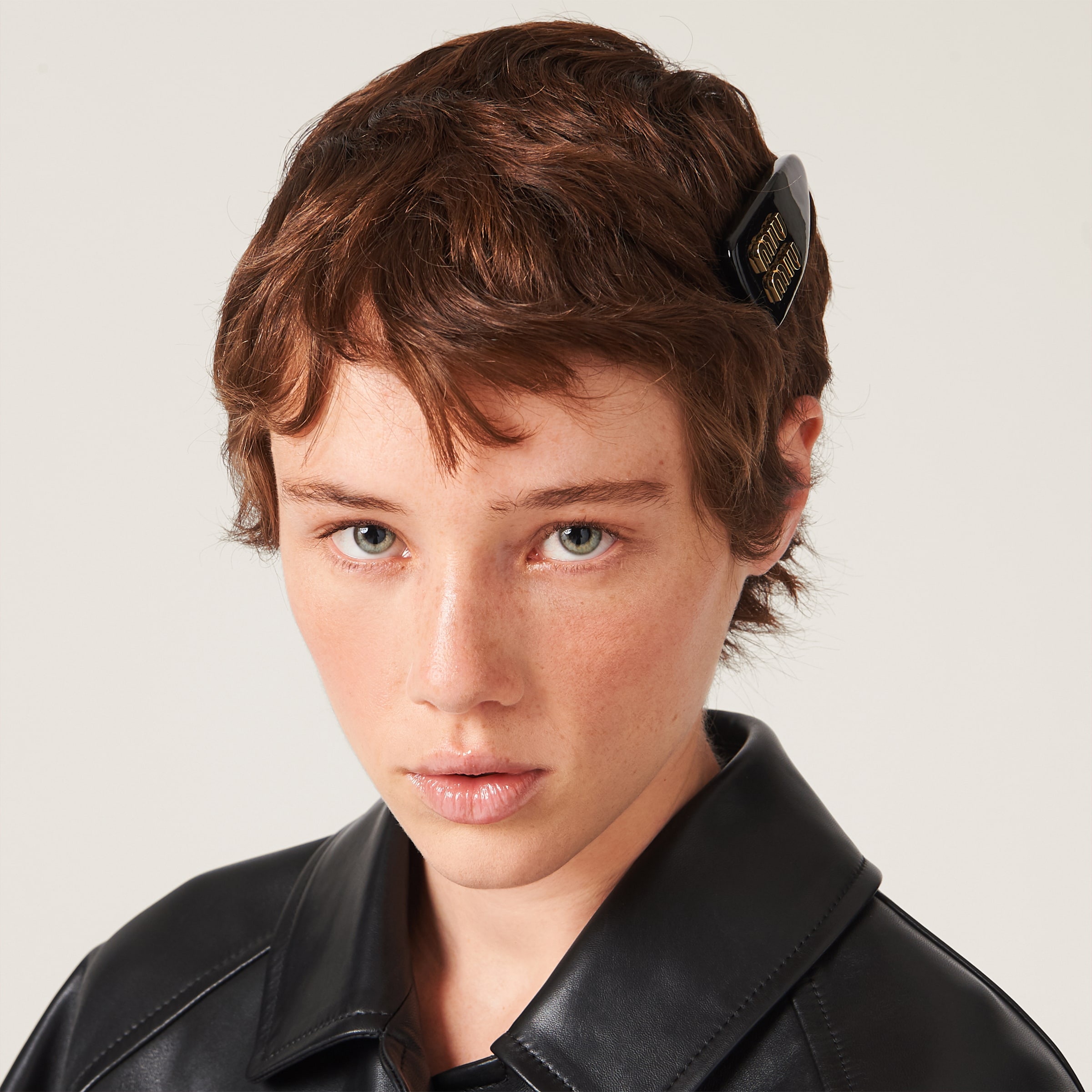 ブラック パテントレザー ヘアクリップ | Miu Miu