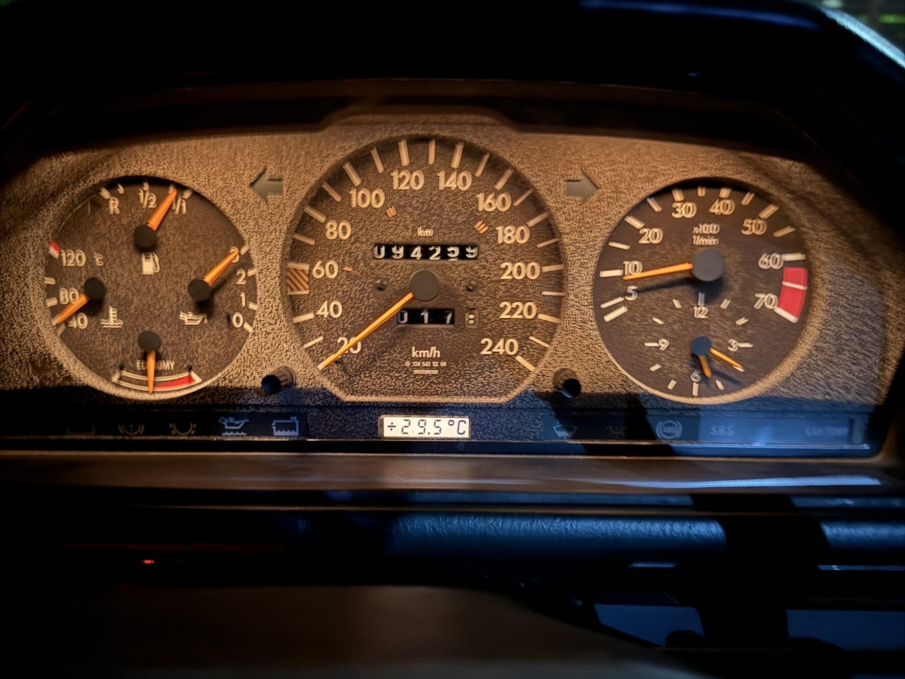 メルセデスベンツ W124 Eクラス メーター不灯修理+カビ取り - 株式会社
