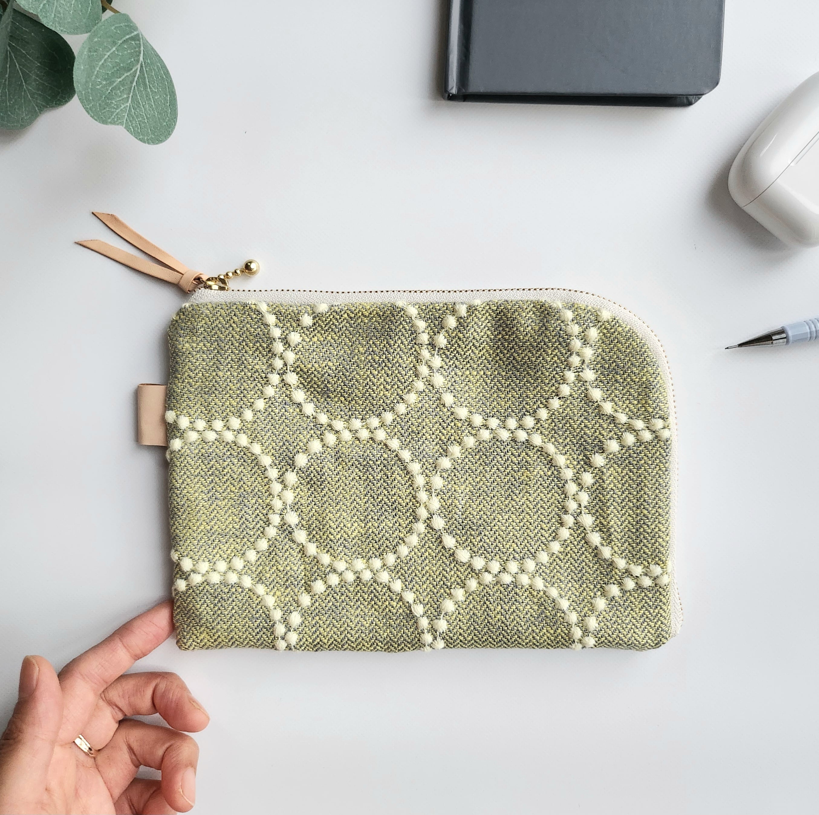 ミナペルホネン・タンバリンのL字ファスナーポーチ/フラットポーチ