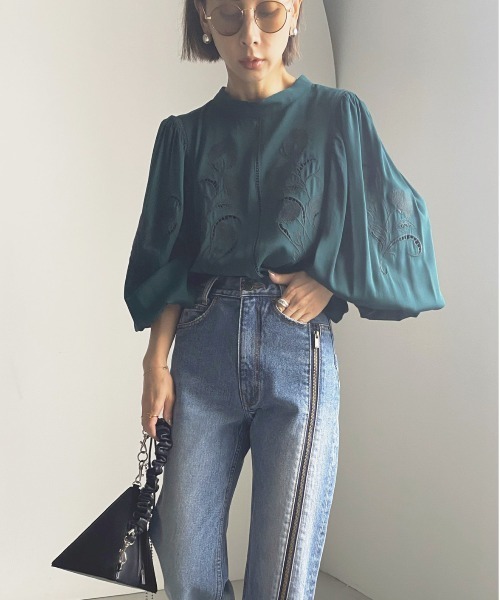 Ameri（アメリ）の「LADY EMBROIDERY PUFF BLOUSE（シャツ/ブラウス