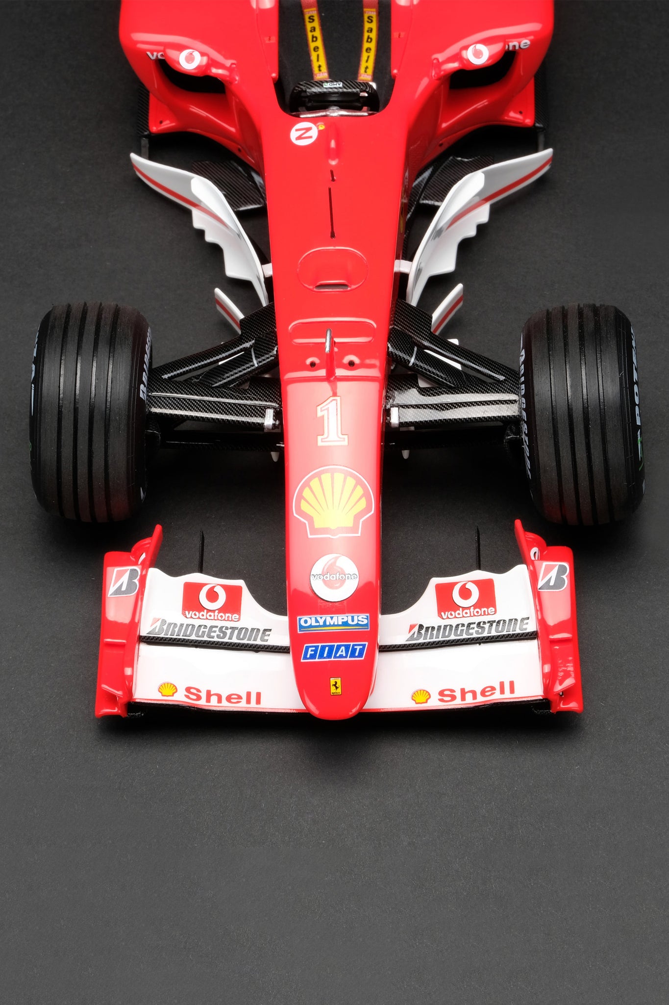 フェラーリ F2004 を 1:18 スケールで紹介 – Amalgam Collection
