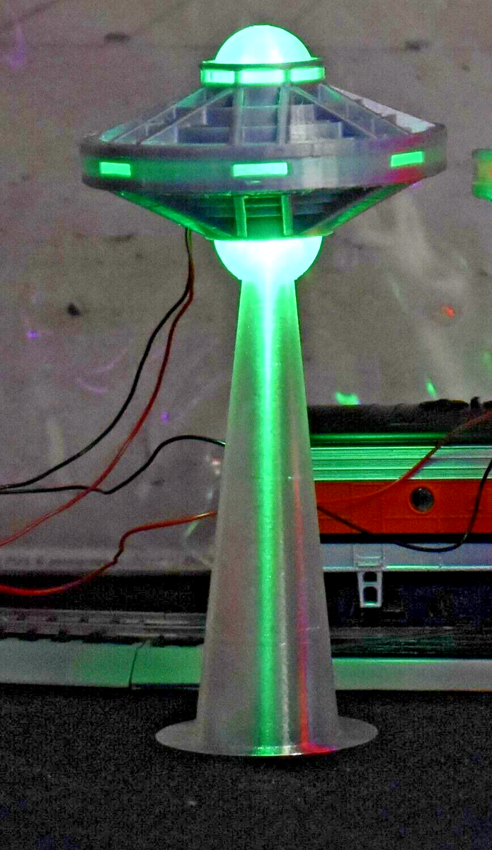 HO 1:87 Scale SpaceShip AREA 51 UFO Flying Saucer LED GREEN Orb