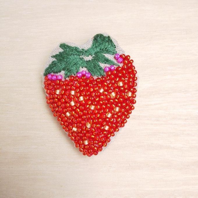 いちごのビーズ刺繍ブローチ - HAGAKISAN'S GALLERY | minne byGMO