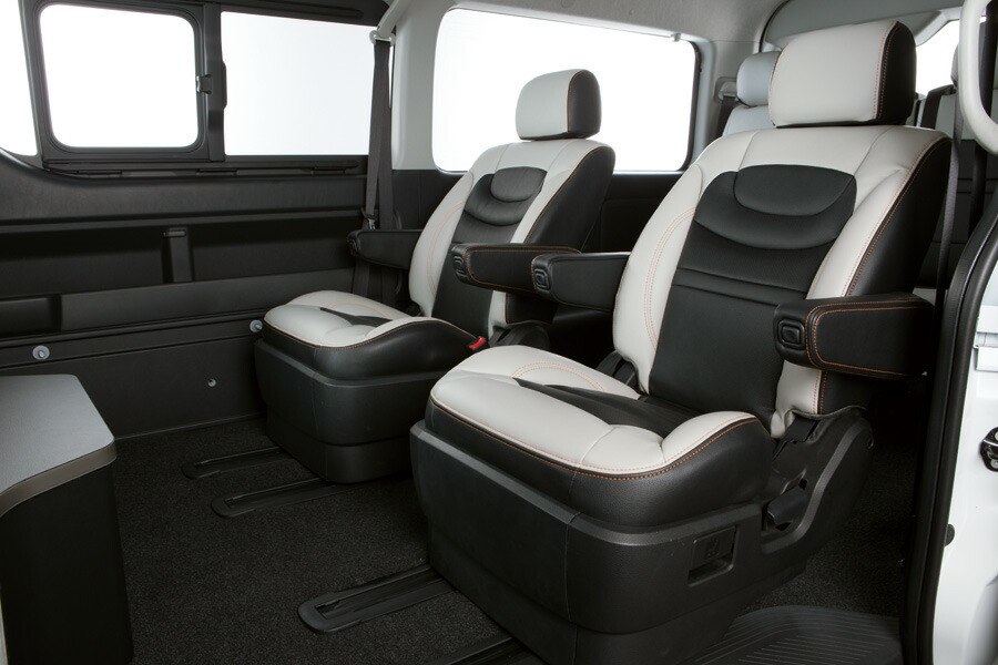 キャプテンシート ブラックファブリック　ハイエース ハイエース・注目インテリアメイク第3弾」豪華絢爛に生まれ変わった