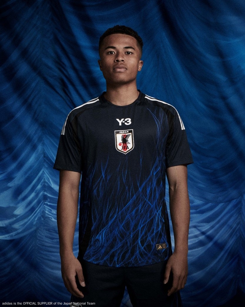 サッカー日本代表史上初「Y-3」とのコラボレーションが実現 燃え盛る