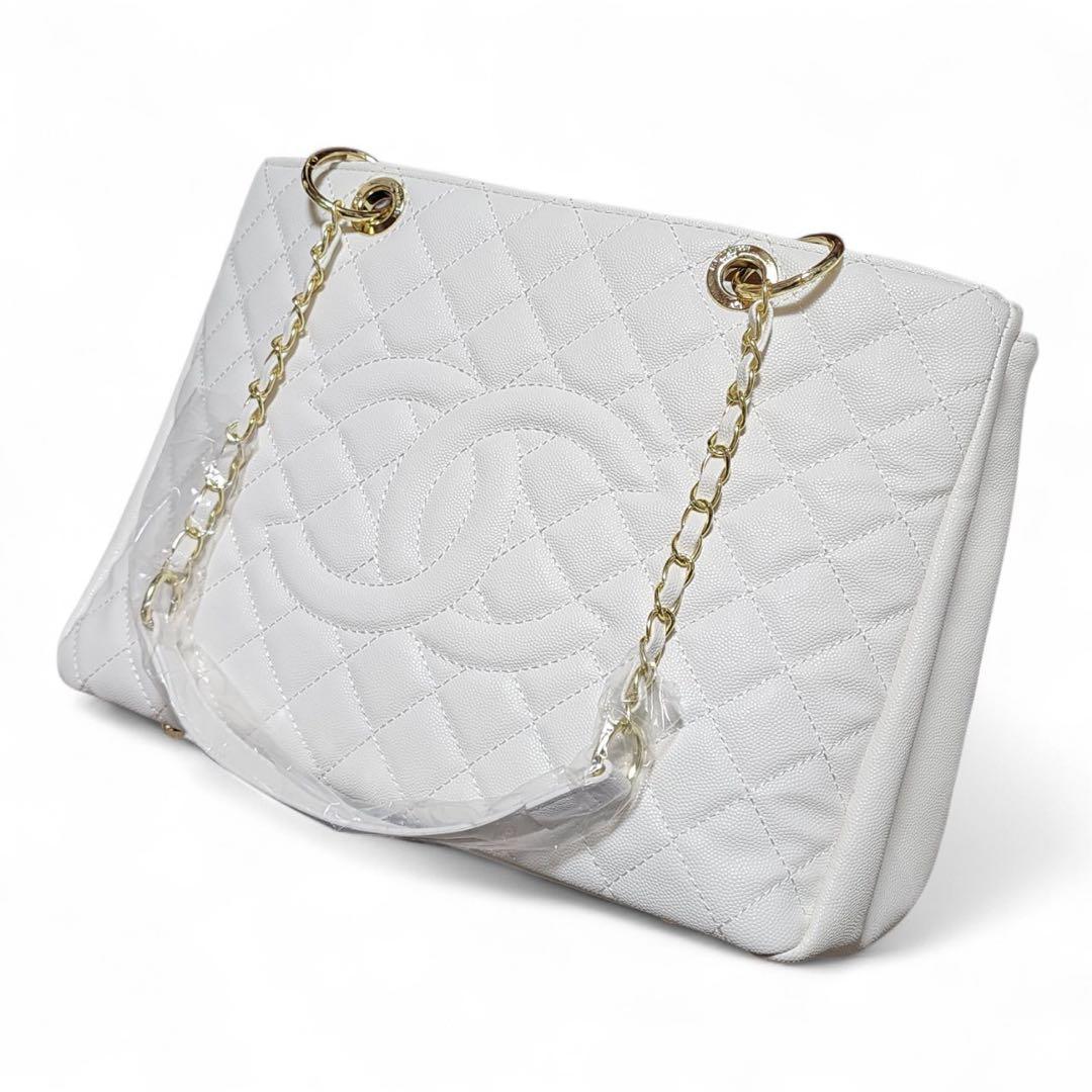 M*様 CHANEL　トートバッグ　キルティング　白　ノベルティ CHANEL】 ノベルティ トートバッグ 白 新品 未使用 チャーム付 - メルカリ