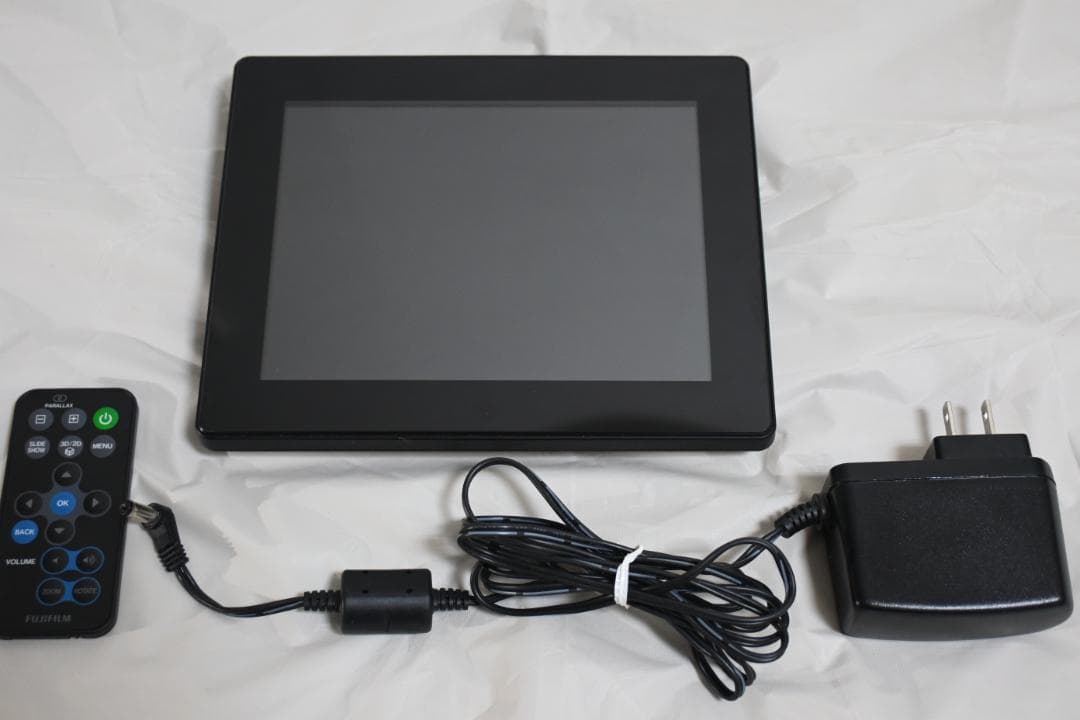 FINEPIX REAL 3D V3 デジタルフォトフレーム FUJIFILM 富士フイルム、HDMI端子塔載の裸眼3Dフォトフレーム - 価格.com