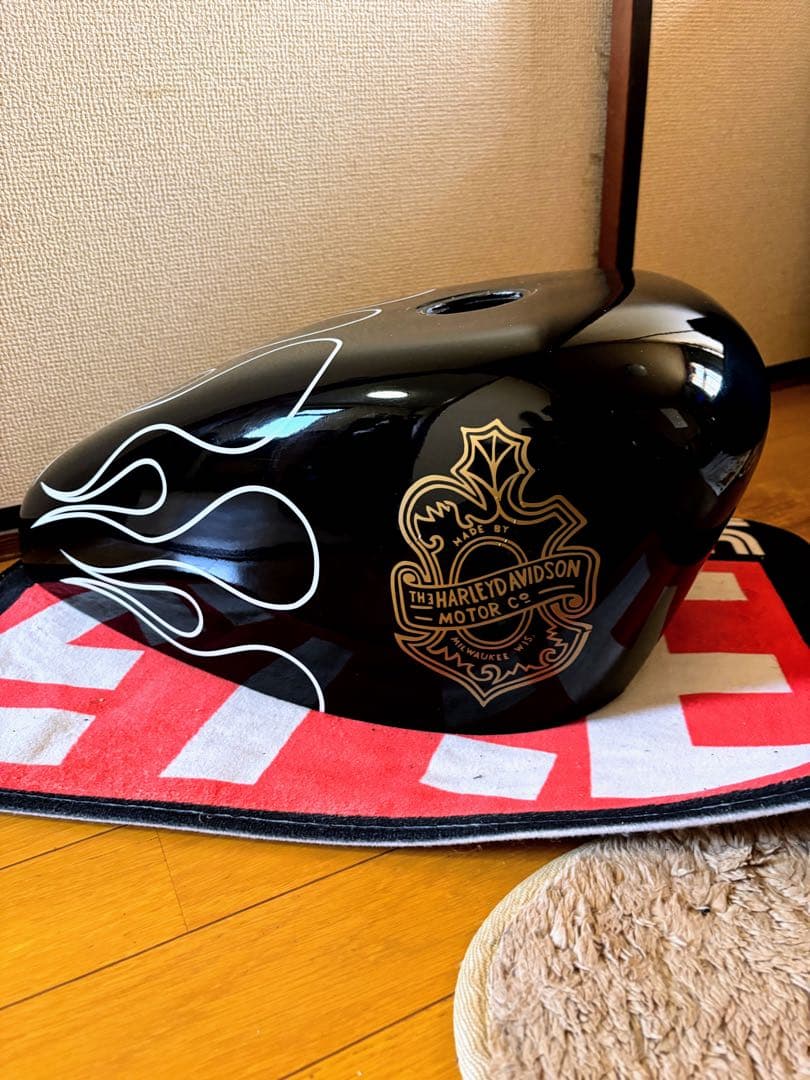 サイモン SIMON ハーレーダビッドソン タンク カバー ブラックフレイム Harley Davidson - 【新品】サイモンカスタム社製タンクカバーXL883N