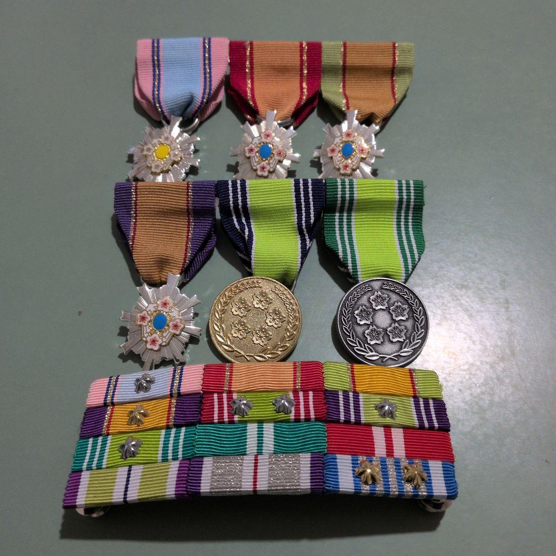 ★自衛隊　防衛功労章　多色勲章とメダルセット★写真のケース付き！ 2026年最新】防衛功労章の人気アイテム - メルカリ
