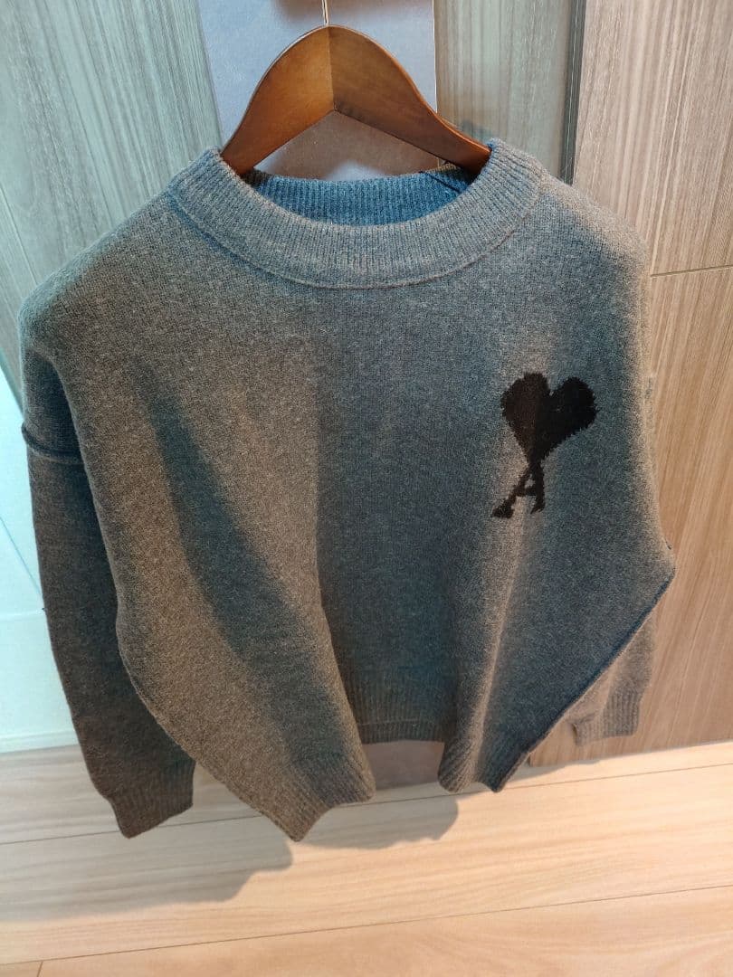 amiparis アミパリス　グレー ハート刺繍 クルーネックニット AMI PARIS アミパリス ハートロゴ刺繍 クルーネック ニットセーター