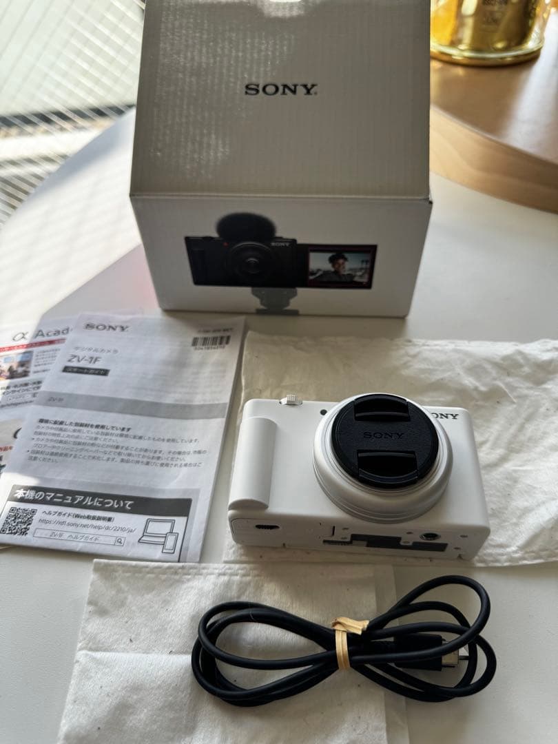 【新品】SONY ZV-1F (W)本体　箱付き ソニーがZV-1Fを発売 - 固定レンズのVloging用カメラ | CineD