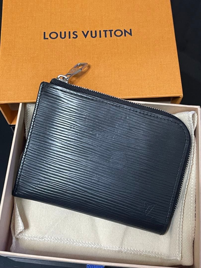 ルイヴィトン　エピ コンパクトウォレット L字ファスナー カードケース 楽天市場】LOUIS VUITTON ルイヴィトンコインケース LVエンボスロゴ