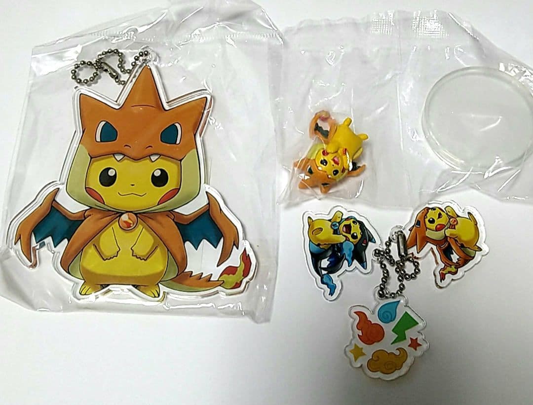 ポンチョを着たピカチュウ、メガリザードン、キーホルダー ポンチョを着たピカチュウ アクリルキーホルダー メガリザードン 2個