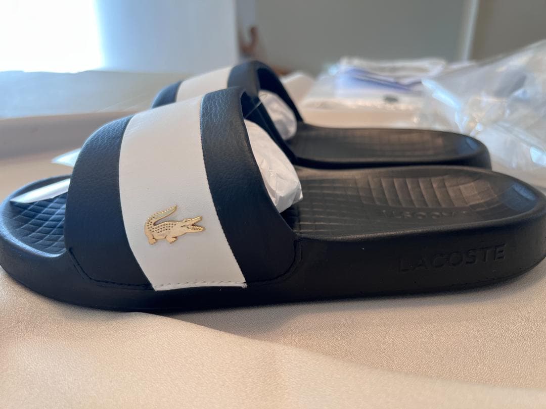 【新品未使用】人と差がつく！LACOSTE ブラック/ホワイト スライドサンダル セール】 レディース SERVE SLIDE 2.0 224 1 CFA （サンダル