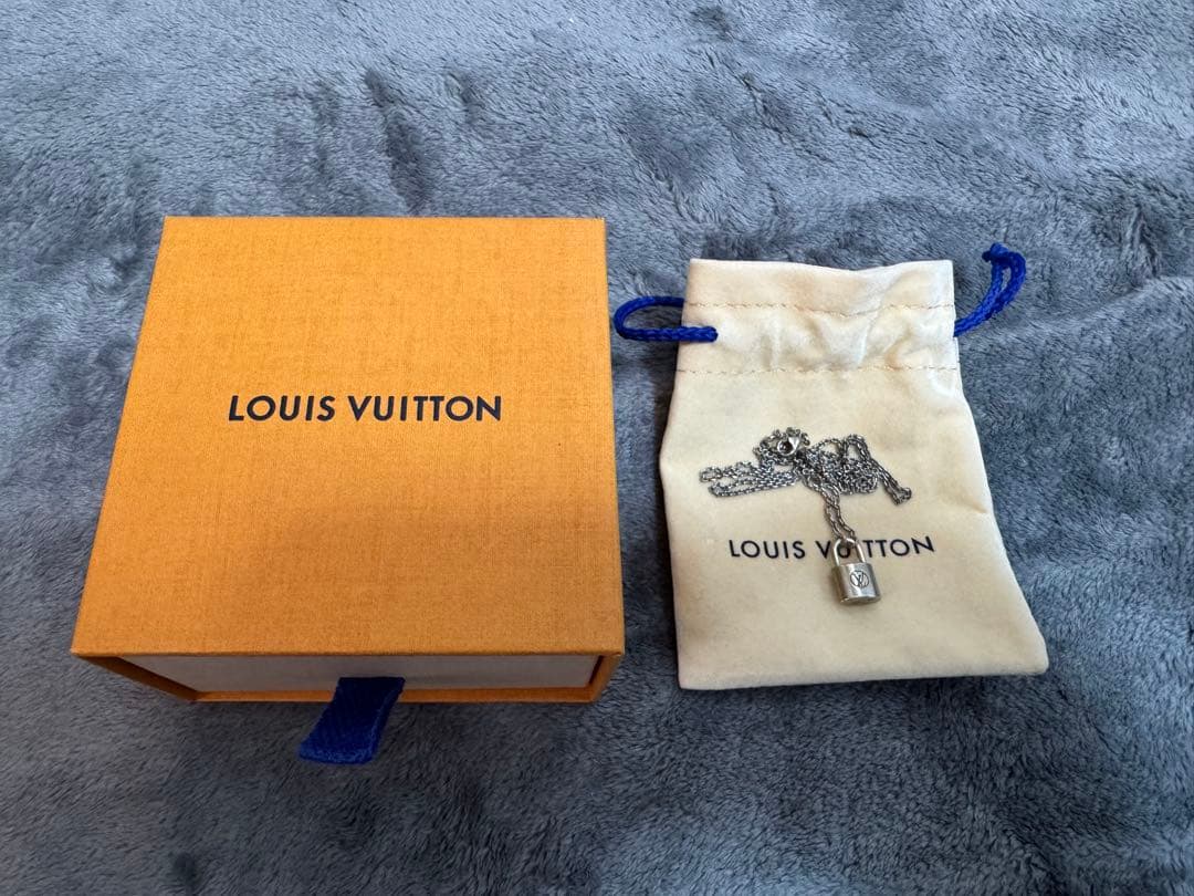 LOUIS VUITTON ロックイット　ネックレス ギャランティー付き LOUIS VUITTON パンダンティフ シルバー・ロックイット Lockit (Louis