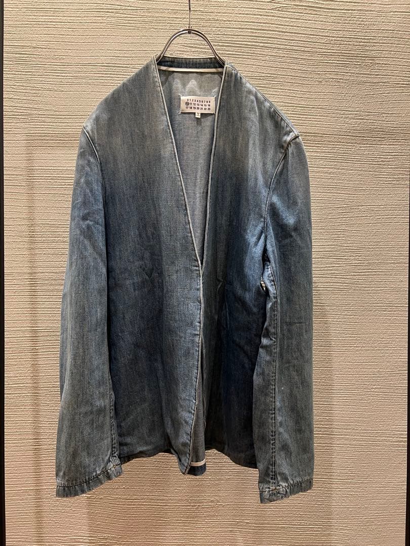 Maison Margiela メゾンマルジェラ　デニム　ノーカラージャケット メゾンマルジェラのノーカラーデニムジャケット | HUES 福岡セレクト
