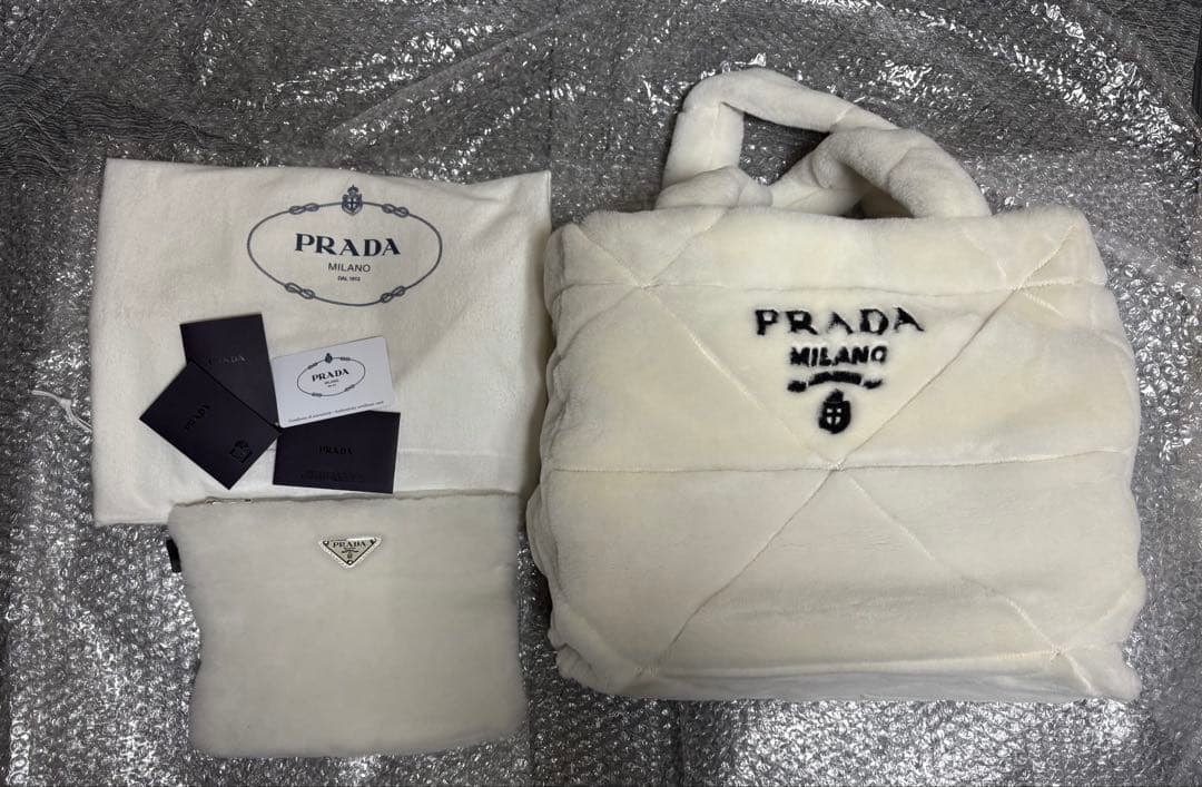 プラダ　シアリングトートバッグ　新品　PRADA トライアングルロゴ　ポーチ付き PRADA（プラダ） Shearling Tote Bag シアリング トートバッグ