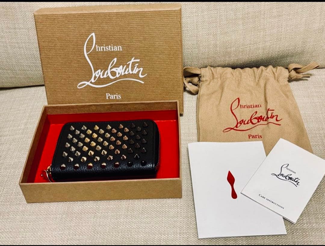 Christian Louboutin スタッズケース ミニ財布 Christian Louboutin（クリスチャンルブタン） 二つ折り財布 Paros