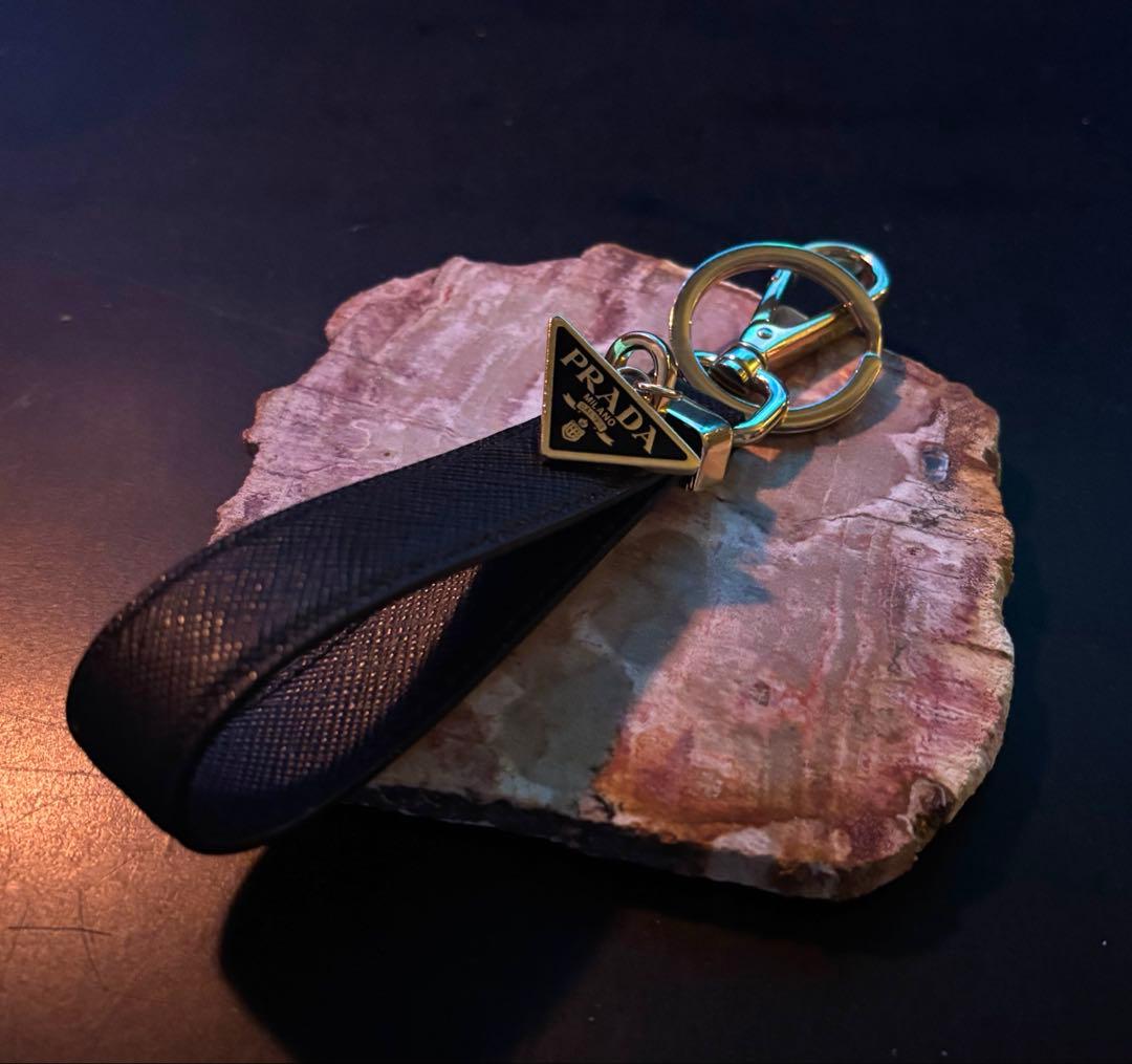 PRADA プラダ サフィアーノレザー キーリング チャーム ブラック プラダ PRADA キーリング キーホルダー サフィアーノレザー