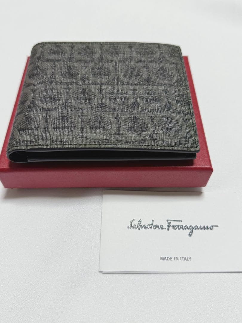 新品 Ferragamo フェラガモ レザー 財布 ガンチーニ プレゼントにも♡ FERRAGAMO（フェラガモ） 二つ折り財布 22 0627 770769 レディース
